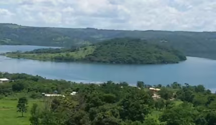 Venha conhecer a deslumbrante Chácara Capim Branco, localizada às margens da represa e com um espaçoso terreno de 2000 m2. Um verdadeiro refúgio da natureza, ideal para quem busca tranquilidade e cont