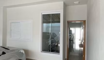 Casa à venda em Uberlândia-MG, bairro Granada: 2 quartos, 1 suíte, 2 salas, 1 vaga de garagem, 110m²!