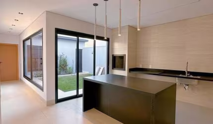 Condomínio Raros: Espaçosa Casa ,de 3 quartos com suíte e 2 vagas no Alto Umuarama , Uberlândia-MG!