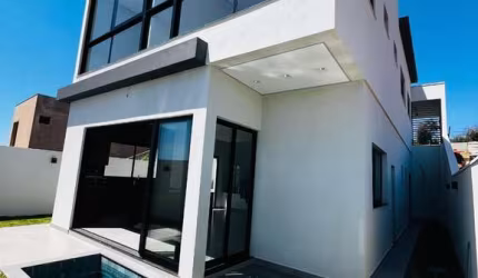 Casa de alto padrão no Condomínio Terras Alpha - 4 quartos, 2 suítes, 5 vagas na Granja Marileusa, Uberlândia-MG!