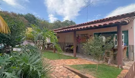 Imperdível: Casa à venda em Uberlândia-MG, bairro Cidade Jardim - 2 quartos, 1 suíte, 1 sala, 2 banheiros, 200m².