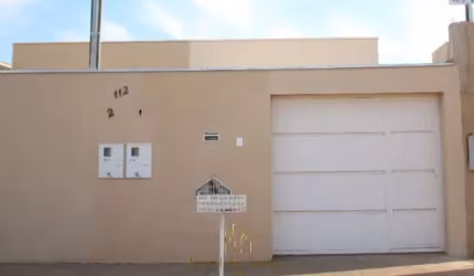 Oportunidade Imperdível: Casa para Venda ou Locação em Uberlândia - Jardim Karaíba - 2 Quartos, 1 Suíte, 1 Sala, 2 Banheiros, 3 Vagas de Garagem, 70m².