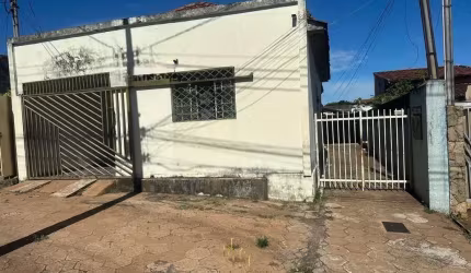 Casa à venda em Uberlândia-MG, bairro Martins: 3 quartos, 1 sala, 1 vaga na garagem! Venha conferir!