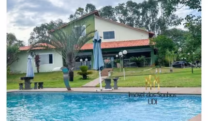 Espetacular sítio à venda em Três Ranchos-GO, com 6 quartos, 2 suítes e 20.000m² de área.