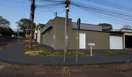 Casa à venda em Uberlândia-MG, bairro Jaraguá: 2 quartos, 1 suíte, 2 salas, 2 banheiros, 2 vagas, 110m². Aproveite!