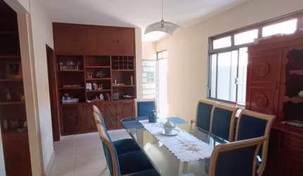 Imperdível: Casa à venda em Uberlândia-MG, 5 quartos, 1 suíte, 3 salas, 3 banheiros, 5 vagas de garagem, 250m²!