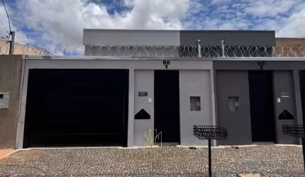 Imperdível oportunidade! Casa com 3 quartos, 1 suíte, 2 banheiros e 2 vagas na Novo Mundo, Uberlândia-MG