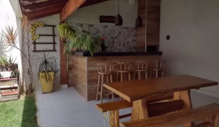 Casa à venda no bairro Martins em Uberlândia-MG: 3 quartos, 2 suítes, 3 banheiros, 2 vagas de garagem, 150m² de área.