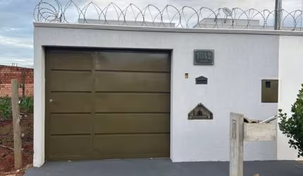 Excelente oportunidade: Casa à venda em Uberlândia-MG, bairro Morumbi, 2 quartos, 1 suíte, 2 banheiros, 2 vagas de garagem!