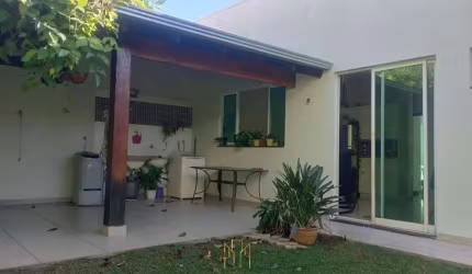 Imperdível oportunidade! Casa à venda em Uberlândia-MG, bairro Santa Rosa, 3 quartos, 1 suíte, 2 vagas de garagem, 130m².