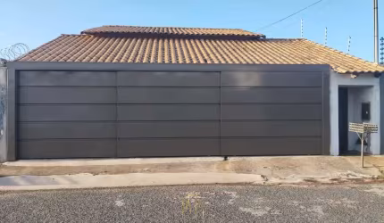Casa à venda em Uberlândia-MG, bairro Granada: 3 quartos, 1 sala, 1 banheiro, 5 vagas de garagem.