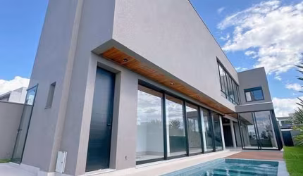 Imperdível! Casa de alto padrão no condomínio Tamboré em Morada da Colina, Uberlândia-MG - 3 quartos, 3 suítes, 1 sala, 4 banheiros, 277m².
