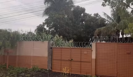 Chácara à venda em Uberlândia-MG, Morada Nova: 2 quartos, 1 sala, 1 banheiro, 3 vagas de garagem!