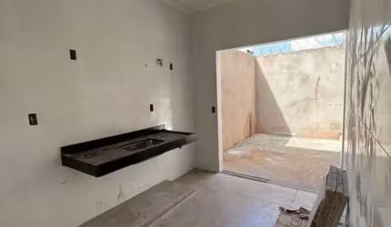 Casa à venda em Uberlândia-MG, bairro Laranjeiras: 2 quartos, 1 suíte, 1 sala, 2 banheiros, 2 vagas de garagem, 45,00 m² de área.