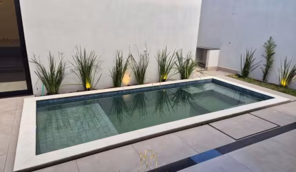 Residência de alto padrão no Condomínio Terras Alpha - Granja Marileusa, Uberlândia-MG: 3 quartos, 3 suítes, 1 sala, 5 banheiros, 2 vagas de garagem, 189,89 m²!