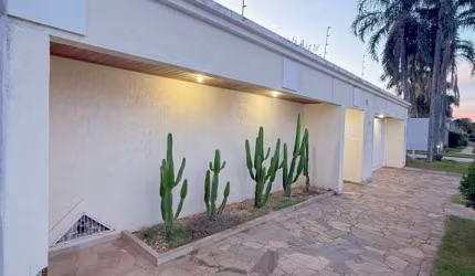 Imperdível oportunidade! Casa à venda em Morada da Colina, Uberlândia-MG com 4 quartos, 4 suítes, 3 salas e 6 vagas de garagem