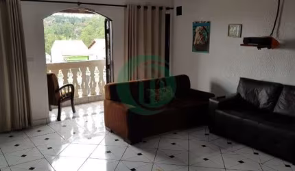 Sobrado distribuído por 03 dormitórios