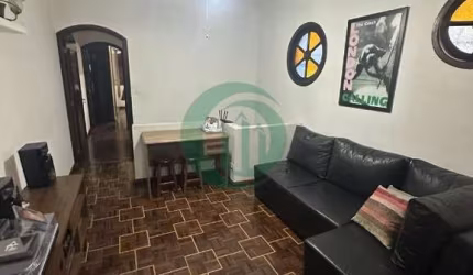 Casa térrea com amplo quintal