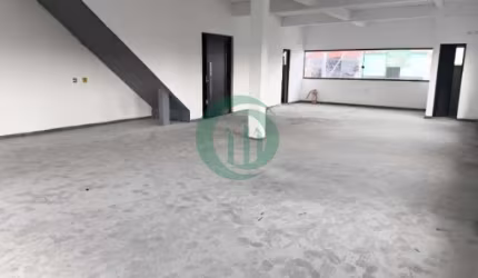 Ótimo salão sobre loja comercial no Jardim Rina, em Santo André!