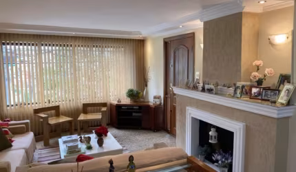 Casa com 2 Suítes + Sobrado Independente!