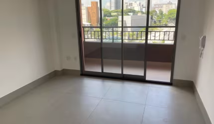 Studio localizado há passos do metrô Borba Gato