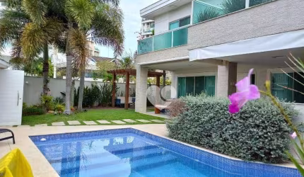 Linda casa com 5 suítes alto padrão pronta para morar