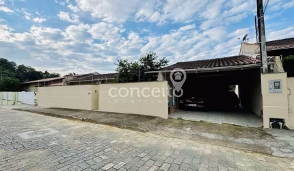 Casa com Piscina e 4 Dormitórios e 4 Vagas na Velha!