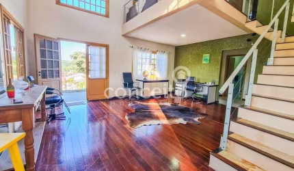 Casa com 3 Dormitórios e 2 Vagas na Itoupavazinha!