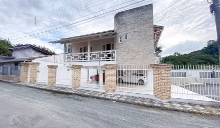 Casa 3 Dormitórios 6 Vagas em Final de Rua na Velha!