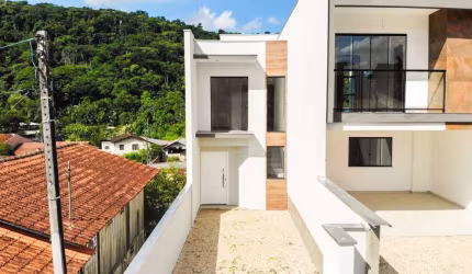 Sobrado 2 Suítes e 2 Vagas na Água Verde!
