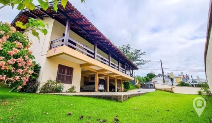 Ampla Casa Comercial na R. Humberto de Campos