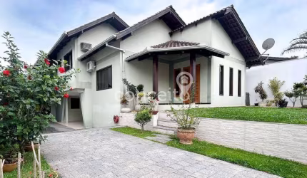 Casa com 2 Suítes e 5 Vagas na Escola Agrícola!