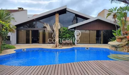 Casa com 4 Dormitórios 2 Vagas e Piscina na Itoupava Norte!