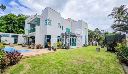 Casa 3 Suítes com Piscina e Amplo Terreno em Indaial/SC!