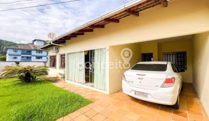 Casa Plana com 3 Dormitórios na Velha Central!