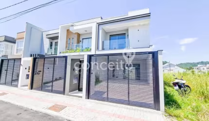 Sobrado com 3 Suítes e 2 Vagas na Velha Central!