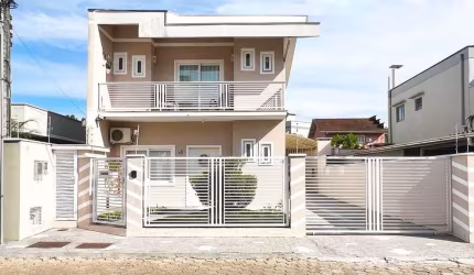 Casa com 2 dormitórios e 5 Vagas na Escola Agrícola!