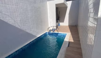 BELÍSSIMA CASA SOBREPOSTA BAIXA COM FINO ACABAMENTO - APARECIDA- 150M²- 3 SUÍTES, ESPAÇO GOURMET COM CHURRASQUEIRA – PISCINA - DUAS VAGAS