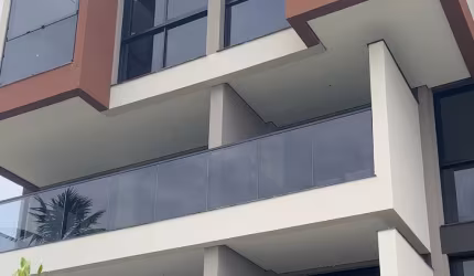 APTº 01quato,01 vaga fixa pé na areia em muro alto.