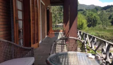 Casa a Venda em Atibaia Com 1.000m²