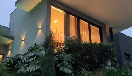 Casa de Condomínio em Arujá com 550m²