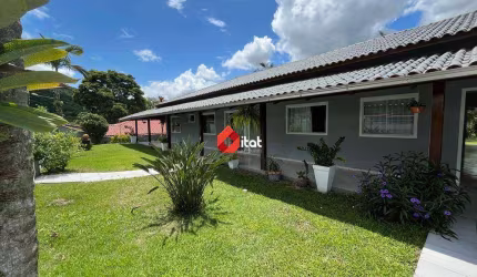 Casa com 4 quartos, sendo 1 suite e demais dependências, com área de festa com churrasqueira, fogão a lenha, piscina e campinho de futebol.