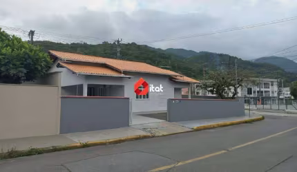 Casa bem localizada com 2 quartos e com terreno de 375,75 m²