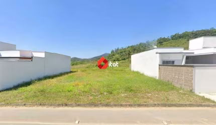 Terreno bem localizado com 305 m²!