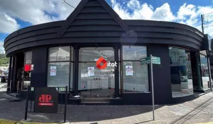 Sala Comercial de Esquina no Centro de Jaraguá – Excelente Visibilidade e Localização Privilegiada