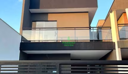Excelente residência de 3 dormitórios, sendo 1 suíte, wc social, wc externo,  varanda, toda em porcelanato, garagem p/dois carros.
