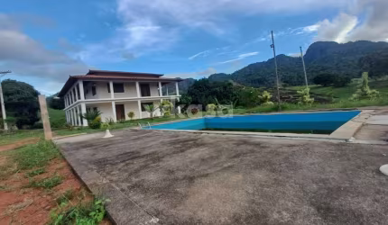 Chácara com 4 quartos, piscina e lagoa em Serra Sede