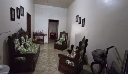 OTIMA  CASA EM RUA COMERCIAL E RESIDENCIA