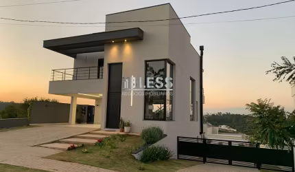 Casa de Alto Padrão em Condomínio à Venda em Jundiaí-SP  3 Quartos, 3 Suítes, 2 Salas, 5 Banheiros, 2 Vagas  Bairro Medeiros