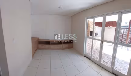 Casa em Condomínio de Luxo à Venda em localização privilegiada: 3 quartos, 1 suíte, 1 sala, 3 banheiros, 2 vagas, 110m².